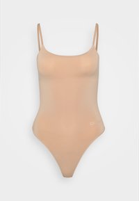 Bodysuit nude y transparente con escote en forma de barco, tirantes finos y piernas de corte alto. Presenta un branding minimal en la cadera. Textura suave.