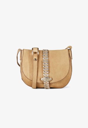 Sac bandoulière en cuir tanné couleur noisette avec une sangle verticale cloutée en argent et une boucle gravée de motifs floraux sur le rabat avant.