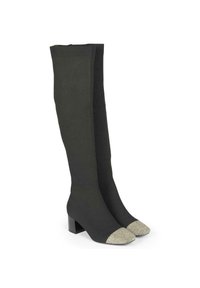 Botas negras hasta la rodilla con una parte superior de tejido texturizado y una puntera cuadrada, brillante en un tono beige. Tacón negro grueso.