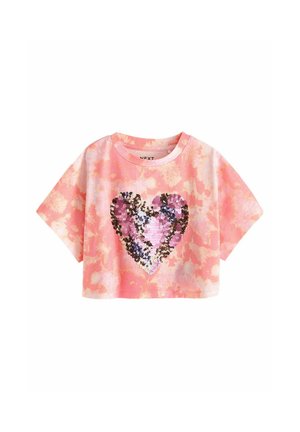 Gekürztes T-Shirt in pinkem Batik mit kurzen Ärmeln, das ein Herzdesign aus Pailletten in den Farben Pink, Lila und Gold zeigt.