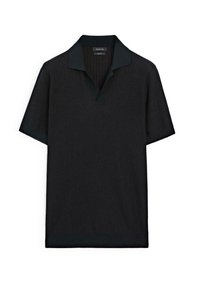 Polo shirt a coste nera con scollo a V e maniche corte, esposto su uno sfondo bianco. Stile e design moderno.