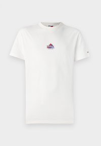 Λευκό βαμβακερό μπλουζάκι με μικρό πολύχρωμο τριγωνικό λογότυπο που περιέχει τα κείμενα "tommy" και "JEANS". Κλασικό στρογγυλεμένο λαιμό και κοντά μανίκια.