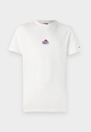 Camiseta blanca de algodón con un pequeño logotipo triangular multicolor que incluye el texto "tommy" y "JEANS". Cuello redondo clásico y mangas cortas.