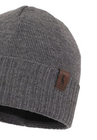 Berretto lavorato a maglia grigio con texture a coste, caratterizzato da un'etichetta in pelle con un logo a forma di corna di cervo. Il design è semplice e funzionale, adatto a temperature fredde.