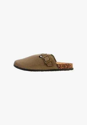 Brun slip-on træsko med justerbar rem med spænde, kork-fodseng og sort gummisål, vist i sideprofil på hvid baggrund.