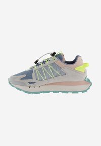 Zapatillas con una parte superior de malla gris, acentos en rosa claro y verde menta, detalles reflectantes en amarillo y una suela exterior de goma texturizada.