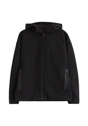 Musta vetoketjullinen huppari, jossa on etutaskut pystysuuntaisilla vedenpitävillä vetoketjuilla ja kiinnitetty huppu.