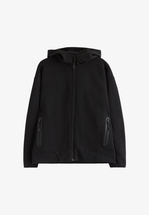 Sort lynlåstrøje med forlommer med lodrette vandtætte lynlåse og en fasthæftet hætte.