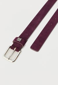 Lila Wildledergürtel mit einer silbernen Metallschnalle und einer markenprägten Schlaufe. Verfügt über eine glänzende, glatte Textur und verstellbare Löcher zur Größenanpassung.