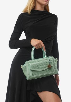 Mintgroene handtas met een gestructureerd perforatiedesign, dubbele handvatten en een voorkeurzak. Bevat een kleine decoratieve sleutelhangeraccent.