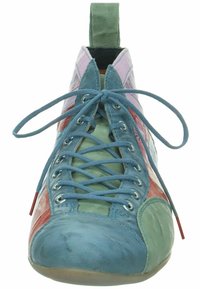 Chaussure colorée à lacets avec une tige en cuir texturé aux nuances de bleu, vert, rose et rouge. Dotée d'œillets en métal et d'une languette de maintien.
