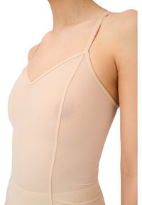 Beige doorschijnende camisole met dunne spaghetti-bandjes en een V-halsontwerp. Kenmerkt zich door een soepele textuur en subtiele stikdetails langs de randen.