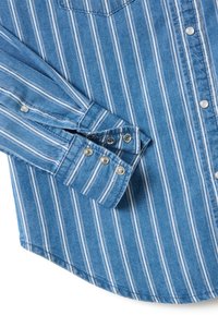 Camicia in denim blu a maniche lunghe con righe verticali bianche, polsini con bottoni a pressione e bottoni a pressione bianchi lungo la parte anteriore.