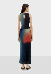 Tiefblaues ärmelloses Kleid mit einem Farbverlauf von Grün nach Rot; verfügt über einen Schlüsselbeinausschnitt auf der Rückseite und eine plissierte Textur; knöchellang mit einem fließenden Schnitt.