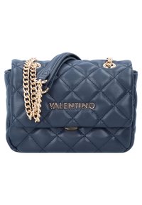 Tmavě modrá kožená kabelka s prošitým designem, zlatými kovovými doplňky, řetízkovým poutkem a vyraženým názvem značky "VALENTINO" na přední straně.