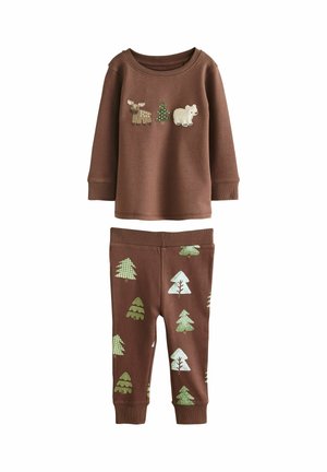 Ținută pentru toddler în nuanțe de maron, cu un top cu mânecă lungă, care prezintă un elan, un copac și un urs; pantaloni asortați decorați cu diverse copaci verzi și albi.