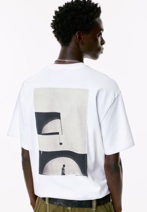 PULL&BEAR PHOTOGRAPHIC - Potiskana majica - white