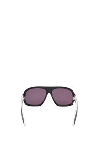 Ochelari de soare cu ramă pătrată neagră, cu lentile gradiente de culoare purpurie și accente albe pe brațe. Designul este elegant, cu o finisare lucioasă.