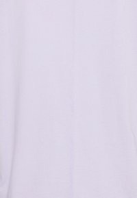 Tissu violet clair uni avec une couture verticale au centre, montrant une texture subtile et des plis doux.