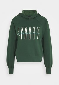Felpa verde realizzata in tessuto morbido, con un ampio cappuccio, polsini a coste, e la parola "SPORTY" in lettere bianche e blu in grassetto sul davanti.