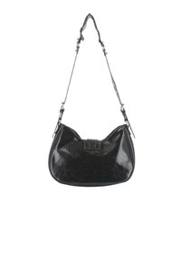 Bolso de hombro de cuero negro con un acabado ligeramente brillante y correa ajustable que presenta detalles de hebilla y remaches de plata.