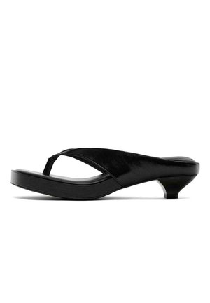 Sandalo infradito nero con tacco basso, soletta imbottita e punta squadrata leggermente arrotondata, mostrato di profilo su sfondo bianco.