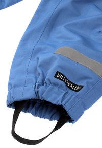 Niebieska wodoodporna odzież wierzchnia z elastycznym mankietem, szarym odblaskowym paskiem i czarną metką z logo. Gładka tekstura, zaprojektowana do użytku na zewnątrz.