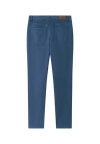 Niebieskie dżinsy o slim fit, z średnim stanem, dwoma tylnymi kieszeniami oraz naszywką z logo na pasku. Gładka tekstura.