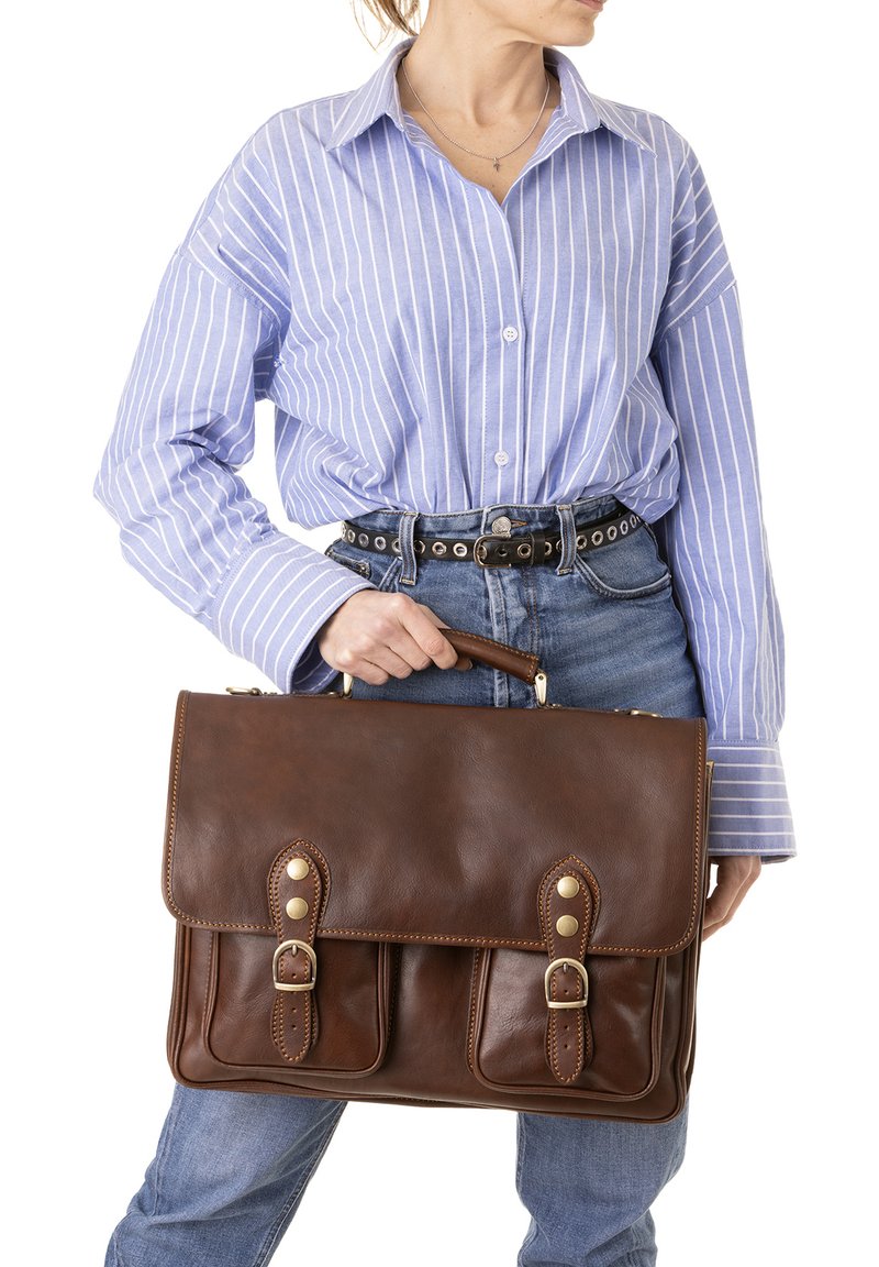 Borsa a spalla in pelle marrone con pattina, due tasche frontali e hardware color oro. Presenta dettagli cuciti e una maniglia superiore per il trasporto.