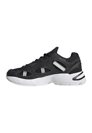Scarpe da ginnastica nere in materiale sintetico e rete, con accenti bianchi, suola testurizzata e un design unico con sezioni ritagliate.
