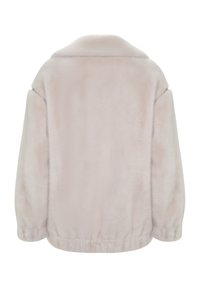 Giacca in pelliccia sintetica di un delicato rosa con una texture morbida, colletto ampio e orlo elastico. Presenta spalle basse e una vestibilità rilassata.