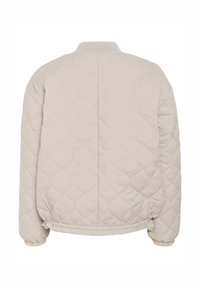 Veste bomber matelassée beige avec une finition texturée, col côtelé et poignets élastiques. Présente une couture en motif diamants sur l'ensemble.