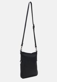 Černá obdélníková taška přes rameno s nastavitelným popruhem, kovovými sponami a minimalistickým designem na bílém pozadí.