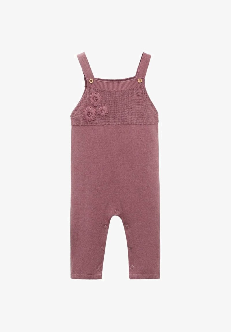 Barboteuse en maille mauve pour bébé avec bretelles boutonnées à l'avant et trois petites appliques fleurs sur la poitrine.