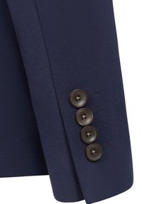 Marineblazerärmel mit vier runden, dunklen Knöpfen und schlichten Steppdetails. Glattes Gewebe mit tailliertem Schnitt, der klare Linien betont.