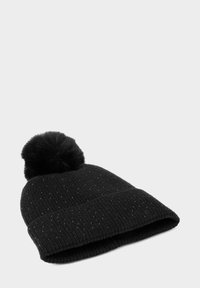 Cappello invernale lavorato a maglia di colore nero con piccoli punti argento e un grande pompon soffice sulla parte superiore, mostrato su uno sfondo chiaro e semplice.
