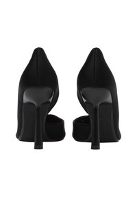 Tacchi alti in satin nero con punta affusolata e tacco a stiletto. Texture liscia e design minimalista senza decorazioni visibili.