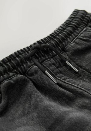 Svarta denimjoggers med elastisk midjeband och dragsko med metallaccenter, som visar en mjuk textur och en ledig passform.