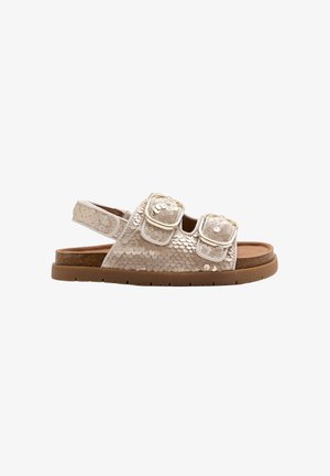 Beige sandaal met open teen, twee verstelbare riemen met gespen, een bovenwerk met pailletten, een gevoerde binnenzool en een slingbackriem met een platte rubberen zool.