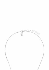 Collar de cadena de plata con un diseño delicado y texturizado, con un cierre de langosta y una cadena de longitud ajustable, marcada con una etiqueta de pureza.