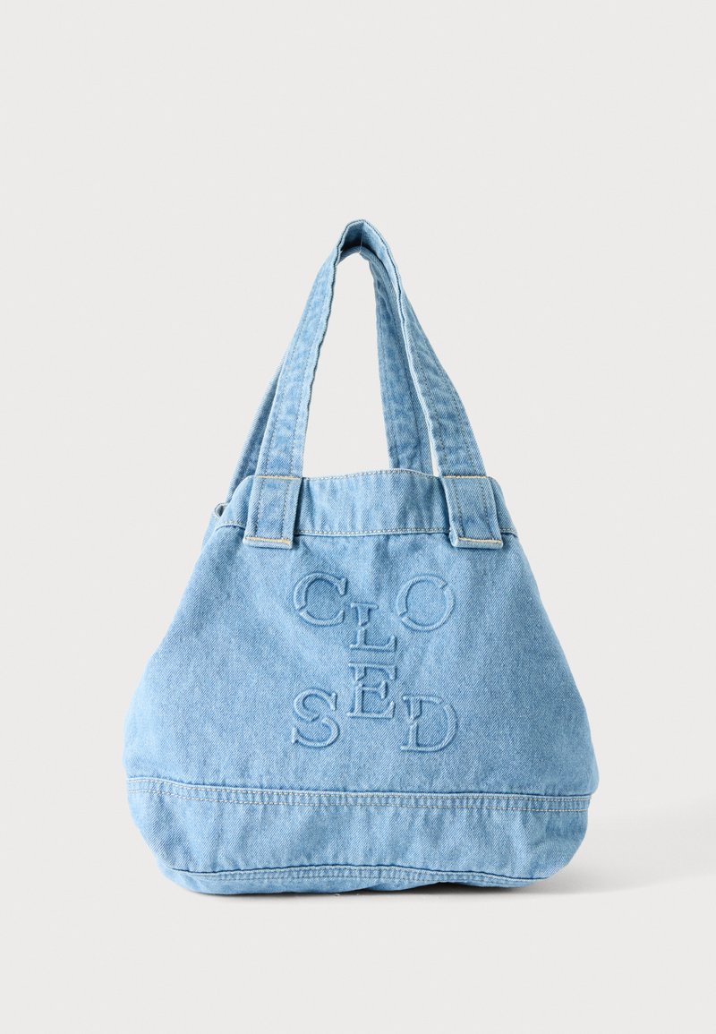 Sac tote en denim bleu clair avec doubles poignées et le mot "CLOSED" brodé en grandes lettres à l'avant.