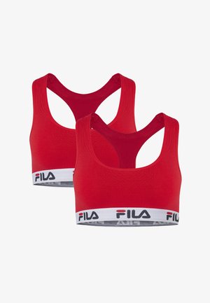Dwa czerwone sportowe biustonosze FILA z krojem typu racerback oraz białe elastyczne paski z logo FILA w czarno-czerwonym kolorze.