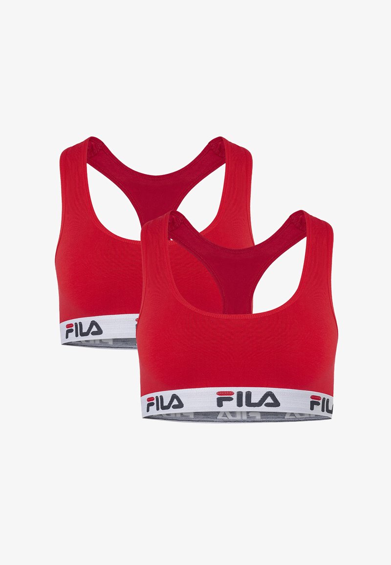 Δύο κόκκινα αθλητικά σουτιέν FILA με σχέδιο racerback και λευκές ελαστικές ταινίες με το λογότυπο FILA σε μαύρα και κόκκινα γράμματα.