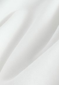 Material alb cu o suprafață netedă și texturată, având modele diagonale subtile. Moale și se așază ușor.