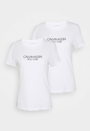 Białe bawełniane koszulki z nadrukiem "CALVIN KLEIN NEW YORK" w czerni. Krótkie rękawy, okrągły dekolt i luźny krój. Zestaw dwóch sztuk.