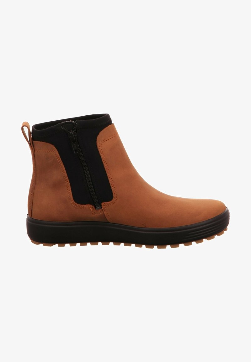 Bottine en cuir marron avec panneau latéral élastique noir, fermeture éclair noire, languette au talon et semelle en caoutchouc noire avec crampons.