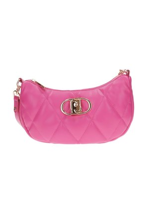 Borsa a tracolla rosa trapuntata con forma arrotondata, accessori in tonalità dorata e un dettaglio distintivo a forma ovale sul davanti. Texture liscia e lucida.