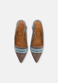 Šedé a modré lodičky se špičatou špičkou a patentovaným povrchem, s akcentem z světlomodrého pásku a hnědou koženou vložkou.