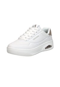 Sneakers bianchi da atletica con superficie texturizzata, collo imbottito e suola con cuscinetto d'aria. Caratterizzati da un accento argentato sul tallone.