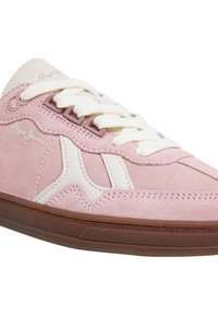 Roze nubuk tenisice s bijelim detaljima, okrugli vrh i kontrastne vezice. Imaju teksturiranu gumenu podlogu i logotip branda sa strane.